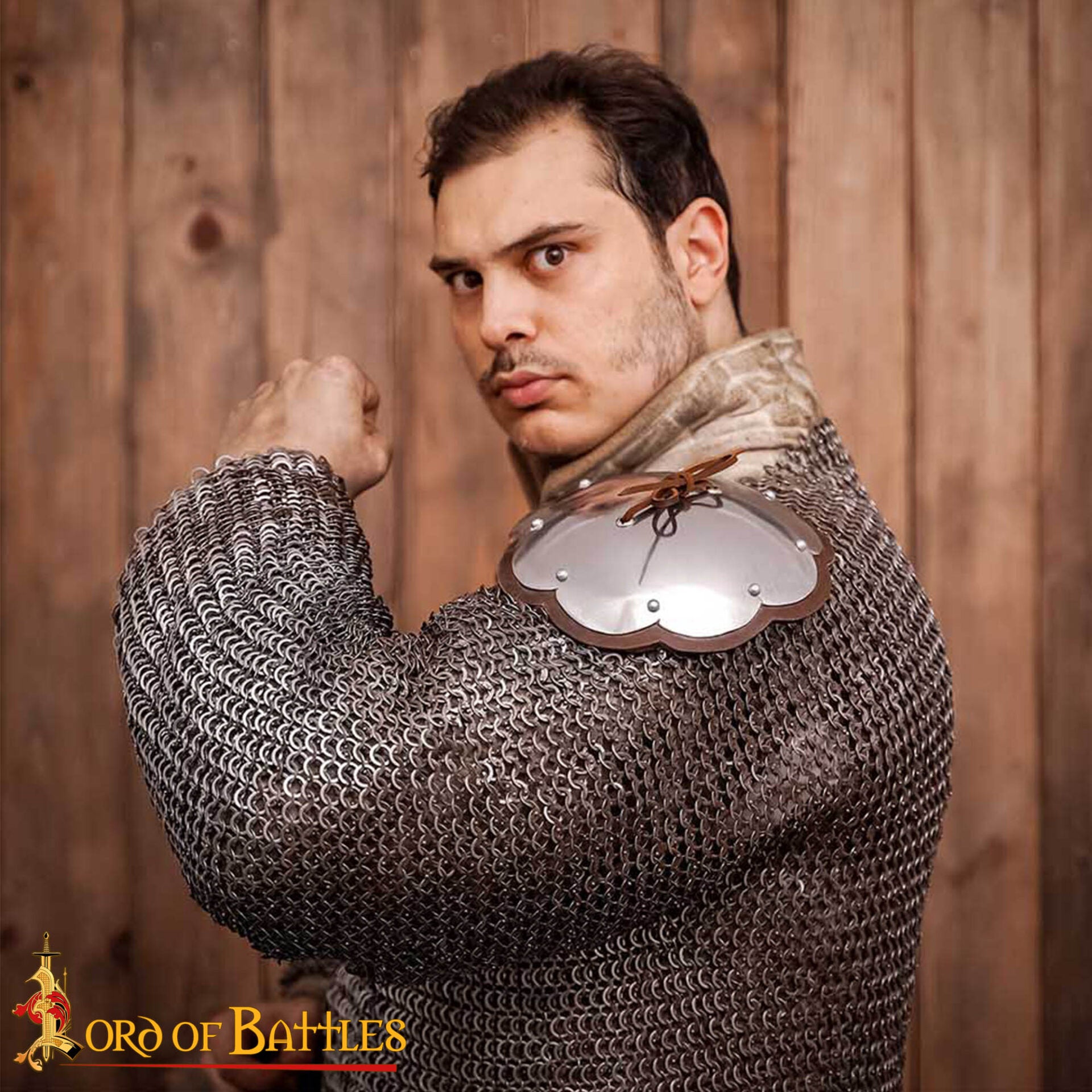 Redondel Ligero del Siglo Xiv Spaulders con Bordes Cortados en Cuero Calibre 16 - Imagen 2