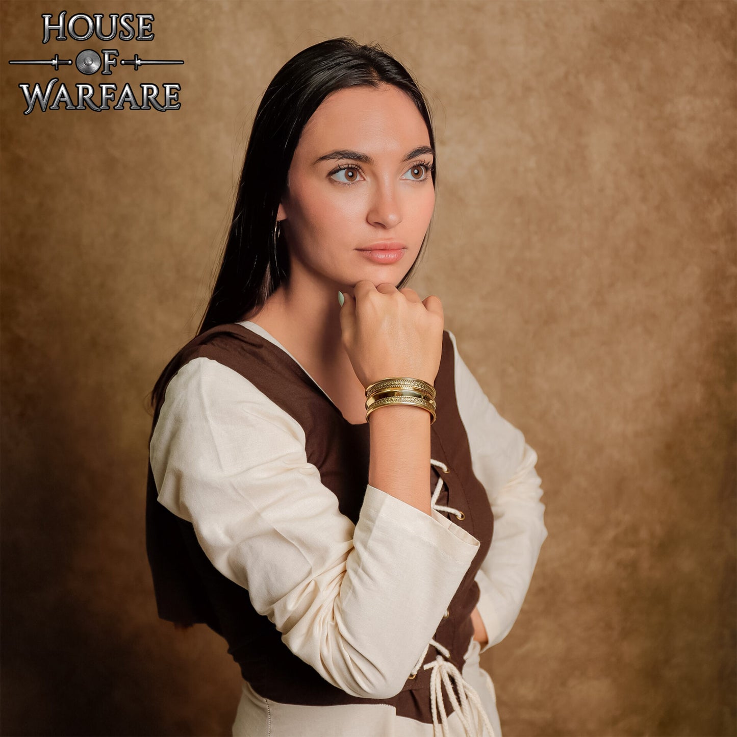 Pulsera Medieval de Latón - Brazalete Ancho Hecho a Mano con Bordes Decorativos Ornamentados - Imagen 2
