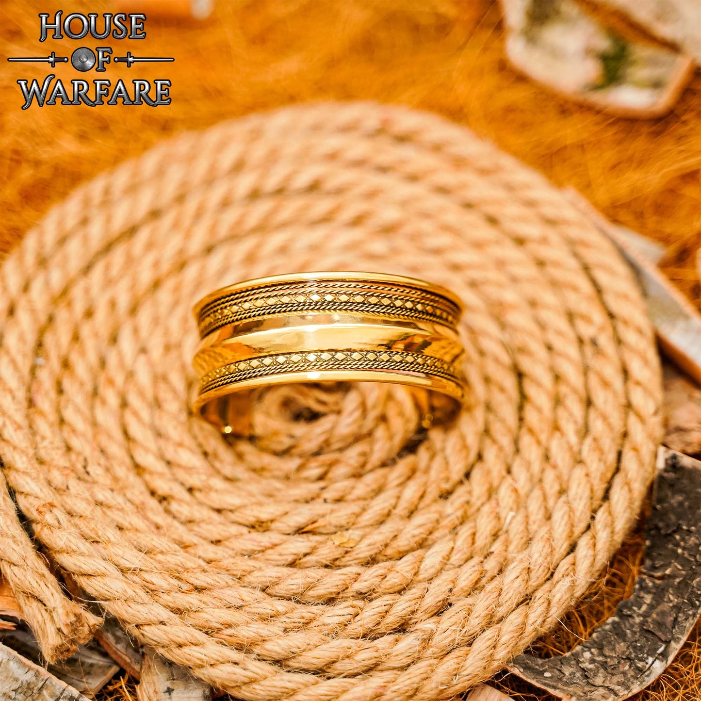 Pulsera Medieval de Latón - Brazalete Ancho Hecho a Mano con Bordes Decorativos Ornamentados - Imagen 6