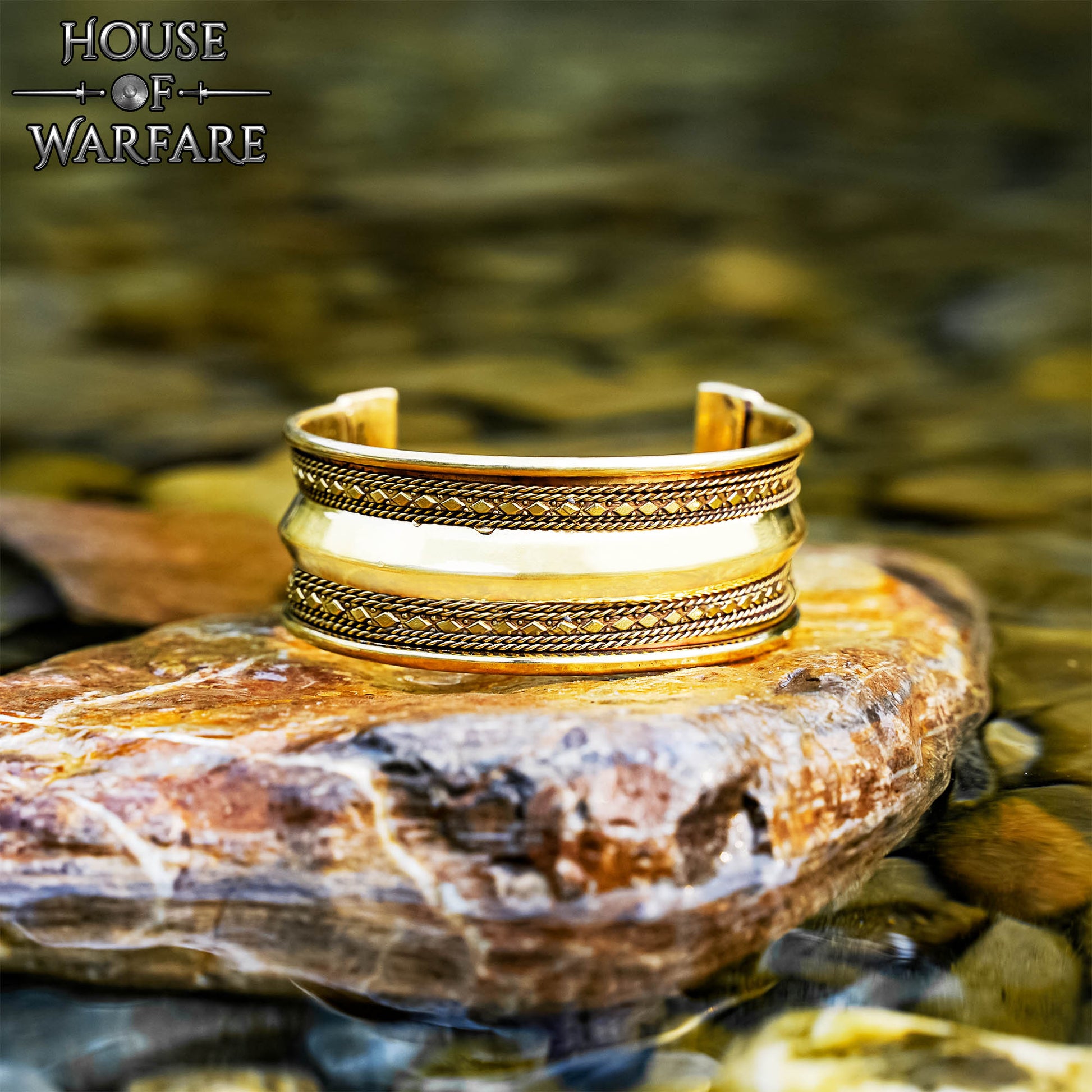 Pulsera Medieval de Latón - Brazalete Ancho Hecho a Mano con Bordes Decorativos Ornamentados - Imagen 7