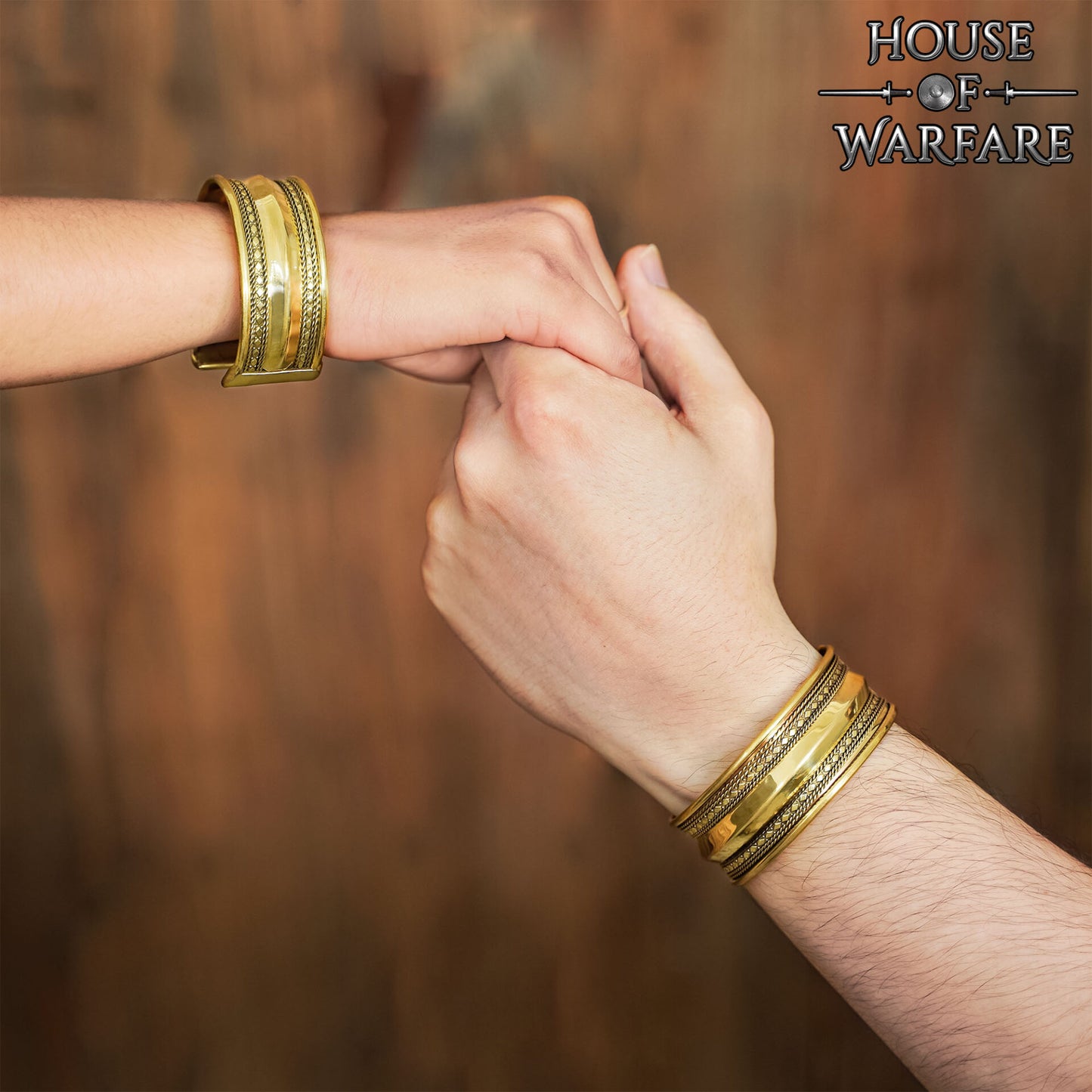 Pulsera Medieval de Latón - Brazalete Ancho Hecho a Mano con Bordes Decorativos Ornamentados - Imagen 1