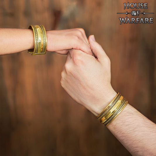 Pulsera Medieval de Latón - Brazalete Ancho Hecho a Mano con Bordes Decorativos Ornamentados - Imagen 1