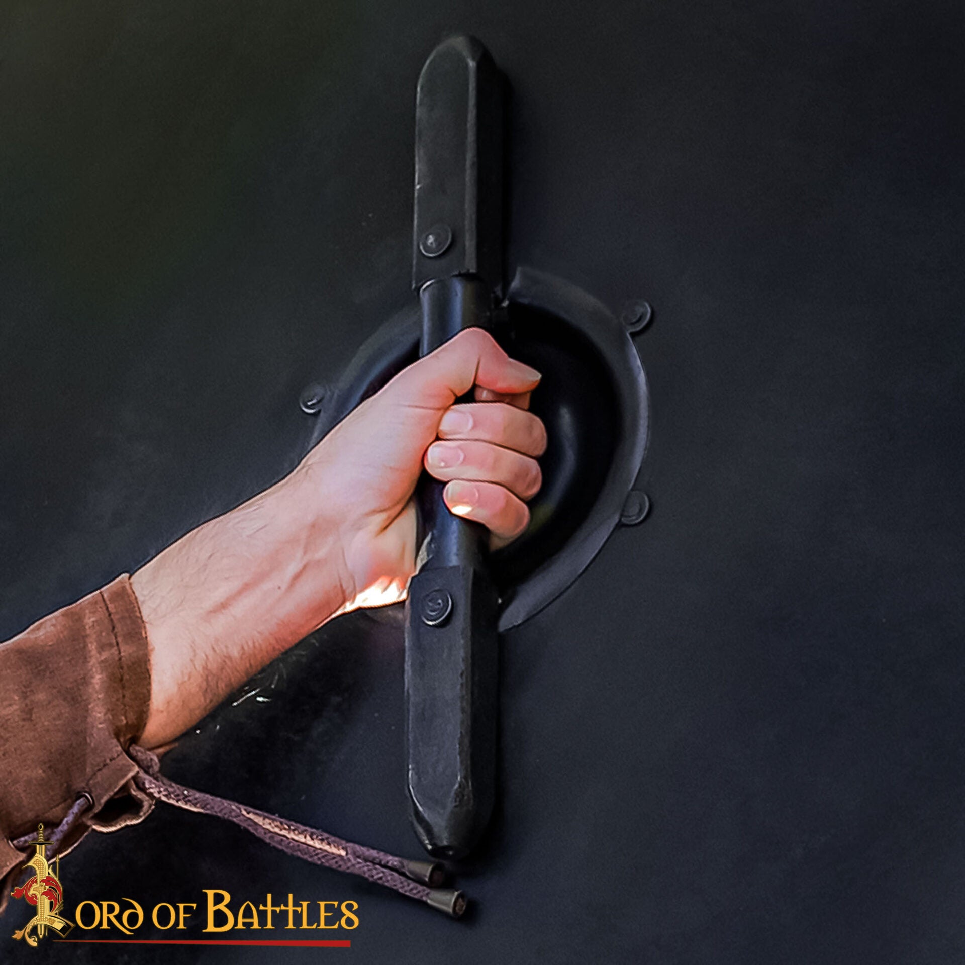 Escudo Vikingo Artesanal - Escudo de Madera con Saliente de Acero para Recreaciones - Imagen 7