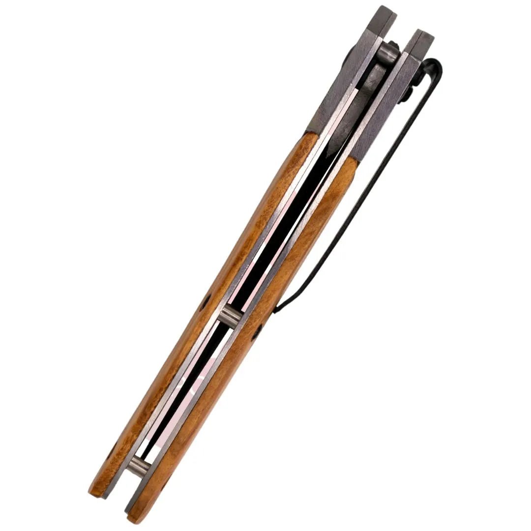 Navaja Third – Mango de Madera de Olivo y Hoja Decorada en Acero 420