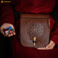 Riñonera de Cuero del Guerrero del Norte con Repujado del Yelmo del Pavor y Cierre Basculante de Hueso, Funda Larp Vikinga - Imagen 1
