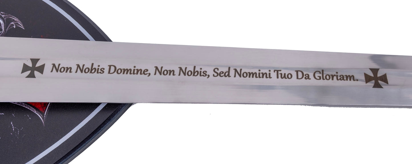 Detalle hoja con inscripción Non Nobis Domine y cruces de Malta