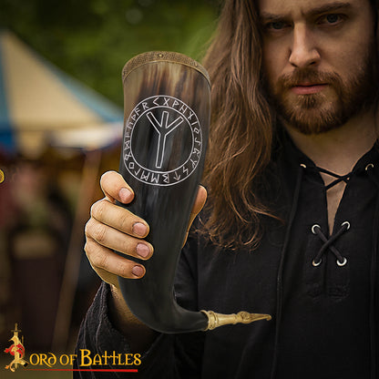Cuerno Vikingo para Beber con Runa de Algiz - Cuerno de Buey Natural Pulido con Borde y Punta de Latón - Imagen 2