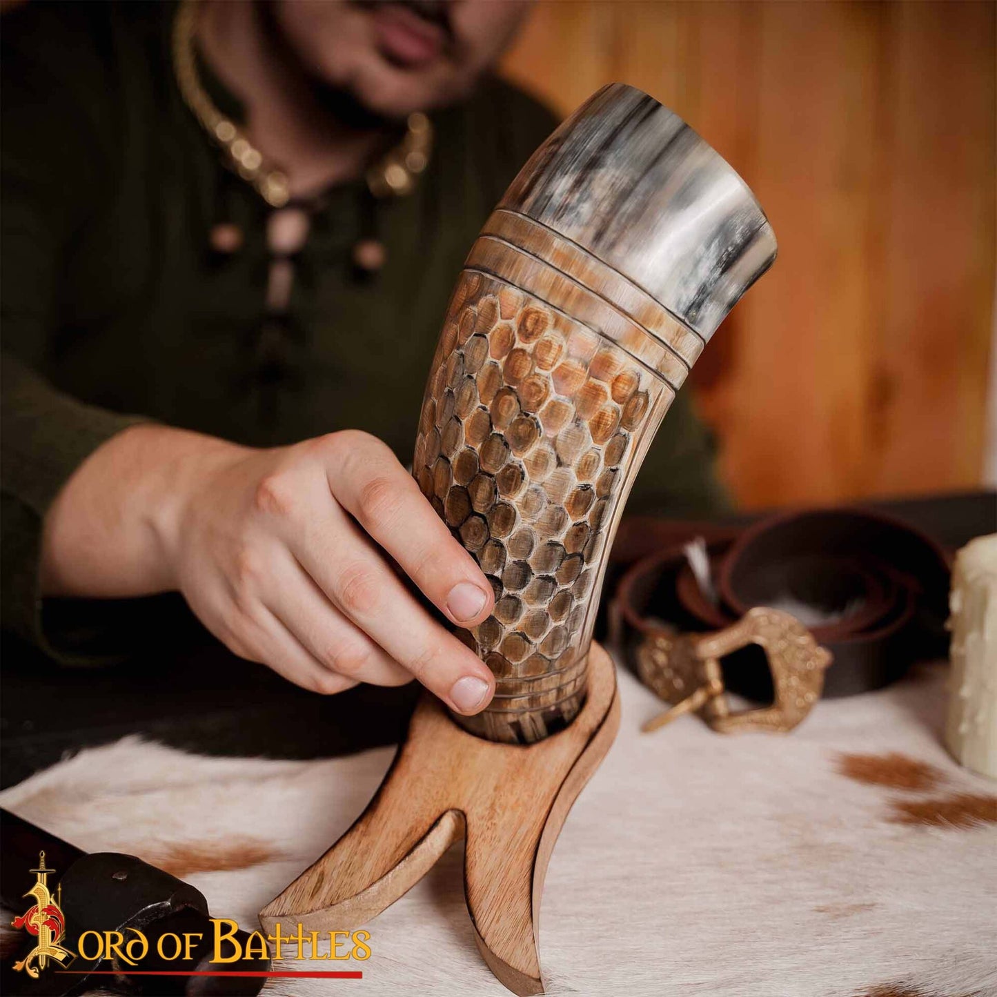 Cuerno para Beber Vikingo con Grabado en Forma de Panal, Cuerno de Buey Natural Hecho a Mano (500-600 Ml) - Imagen 5