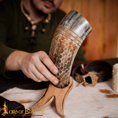 Cuerno para Beber Vikingo con Grabado en Forma de Panal, Cuerno de Buey Natural Hecho a Mano (500-600 Ml) - Imagen 5