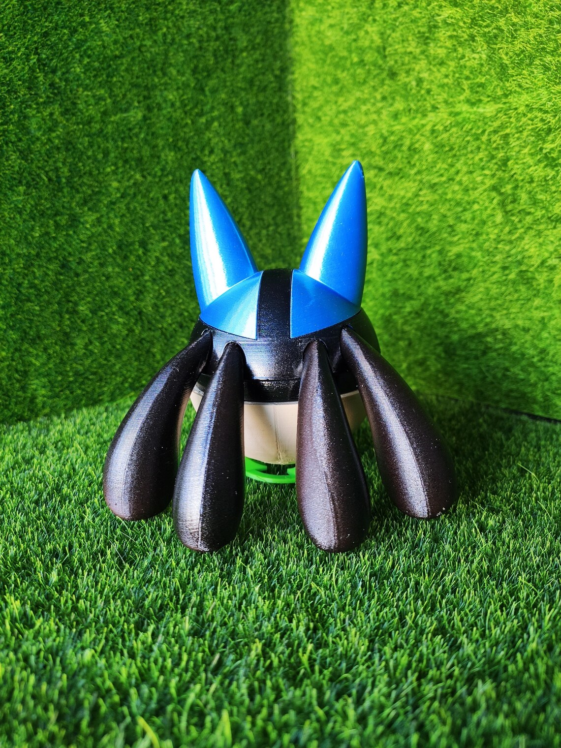 Imagen de Pokeball Artesanal Lucario parte de nuestra colección en Espadas y más, sitio oficial. Esta imagen describe  pokeball