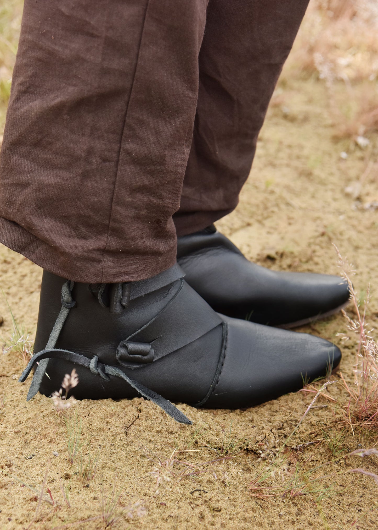 Imagen de Zapatos vikingos medievales de Jorvik, negros ULF-FW-14 parte de nuestra colección en Espadas y más, sitio oficial.