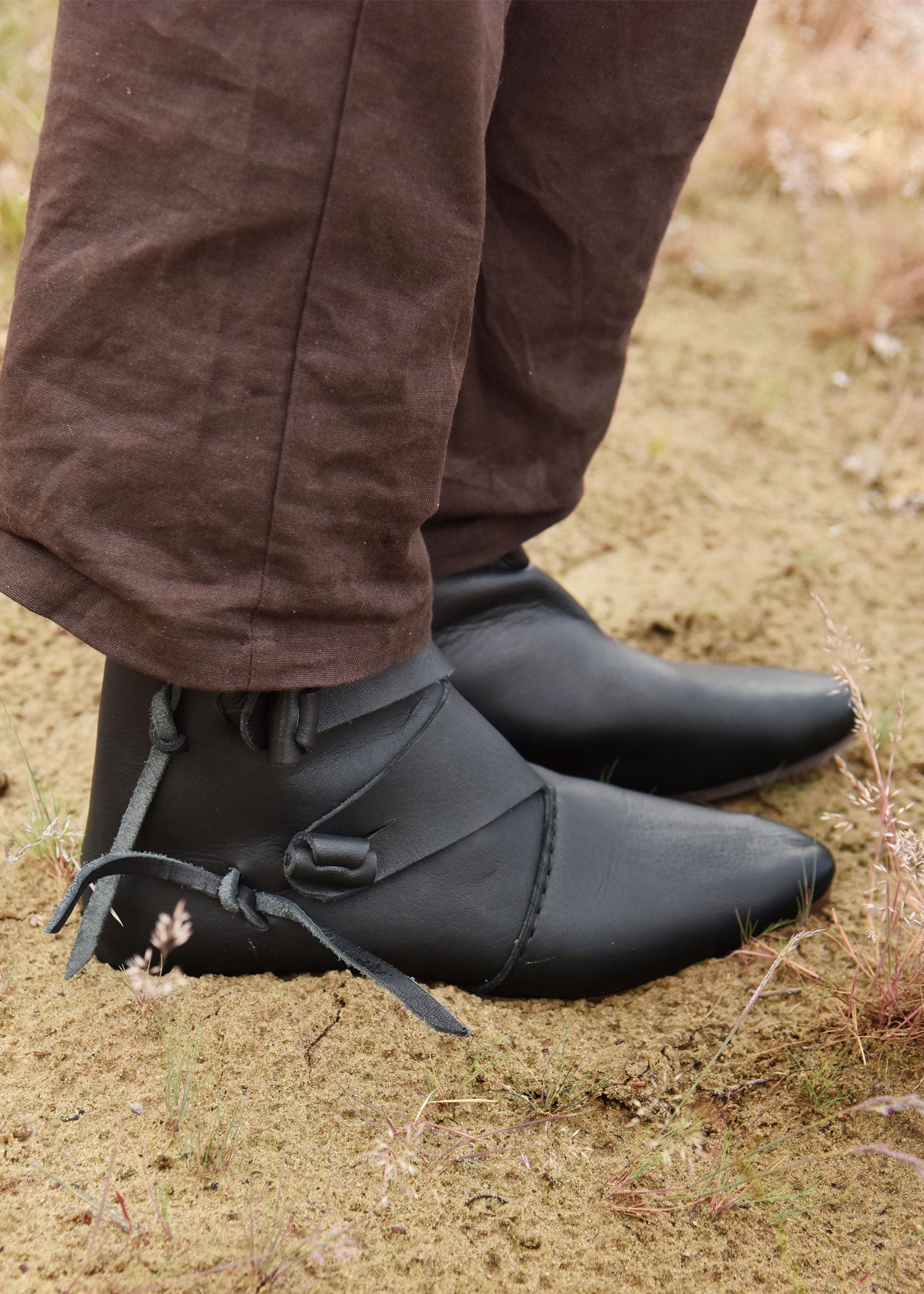 Imagen de Zapatos vikingos medievales de Jorvik, negros ULF-FW-14 parte de nuestra colección en Espadas y más, sitio oficial.