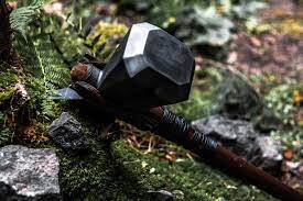 Stormbreaker ou machado de Thor feito de metal, funcionalmente afiado ou não afiado