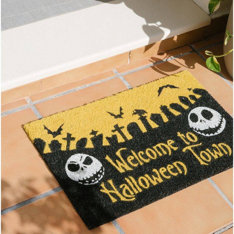Imagen de Felpudo Halloween Town Pesadilla Antes De Navidad Disney parte de nuestra colección en Espadas y más, sitio oficial.