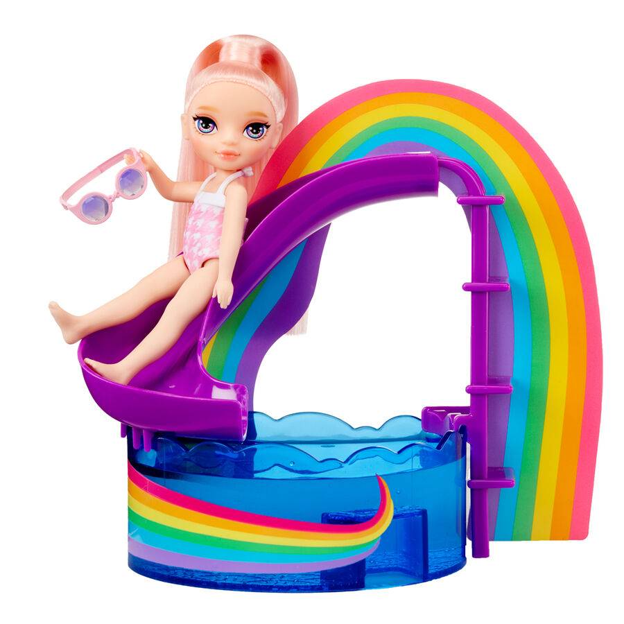 Imagen de Playset + Muñeca Little Pool Day With Blush Rainbow High parte de nuestra colección en Espadas y más, sitio oficial.