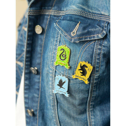 Imagen de Set 4 Pins Hogwarts Harry Potter parte de nuestra colección en Espadas y más, sitio oficial.