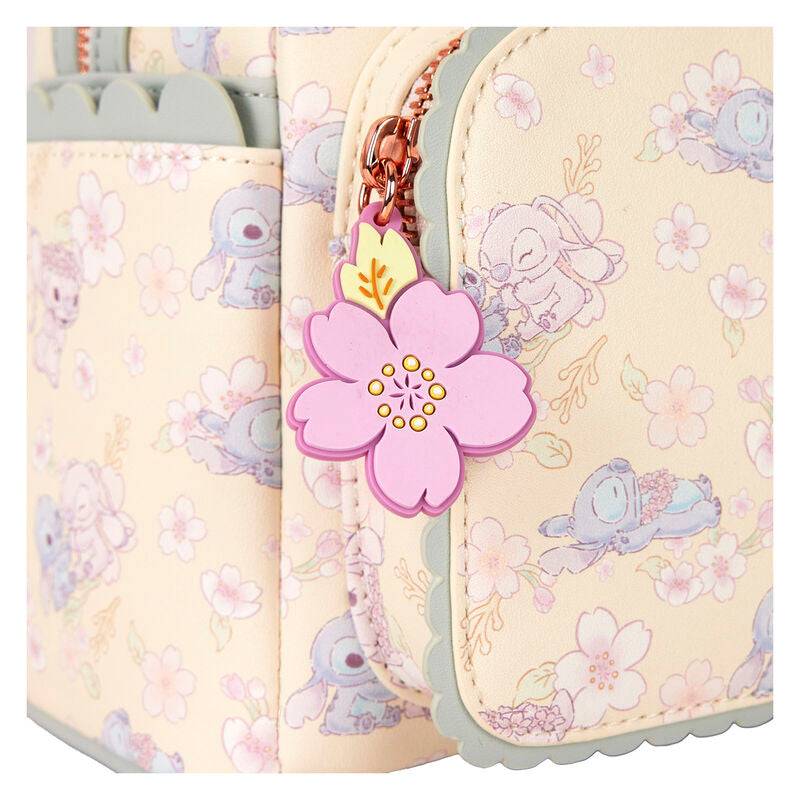 Imagen de Mochila Cherry Blossom Stitch Disney Loungefly 26Cm parte de nuestra colección en Espadas y más, sitio oficial.