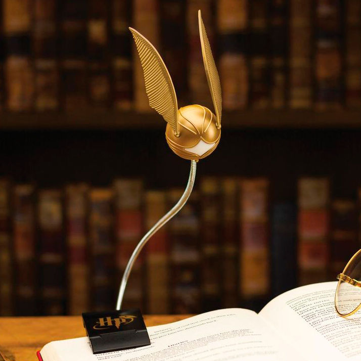 Imagen de Lampara Flexo Snitch Dorada Harry Potter parte de nuestra colección en Espadas y más, sitio oficial.