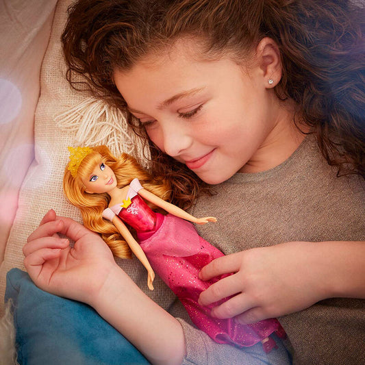 Imagen de Muñeca Brillo Real Aurora La Bella Durmiente Disney parte de nuestra colección en Espadas y más, sitio oficial.