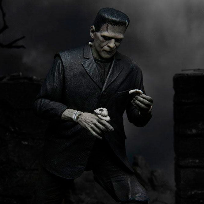 Imagen 1 - Figura Ultimate Frankenstein Monster Black And White Universal Monsters 18Cm