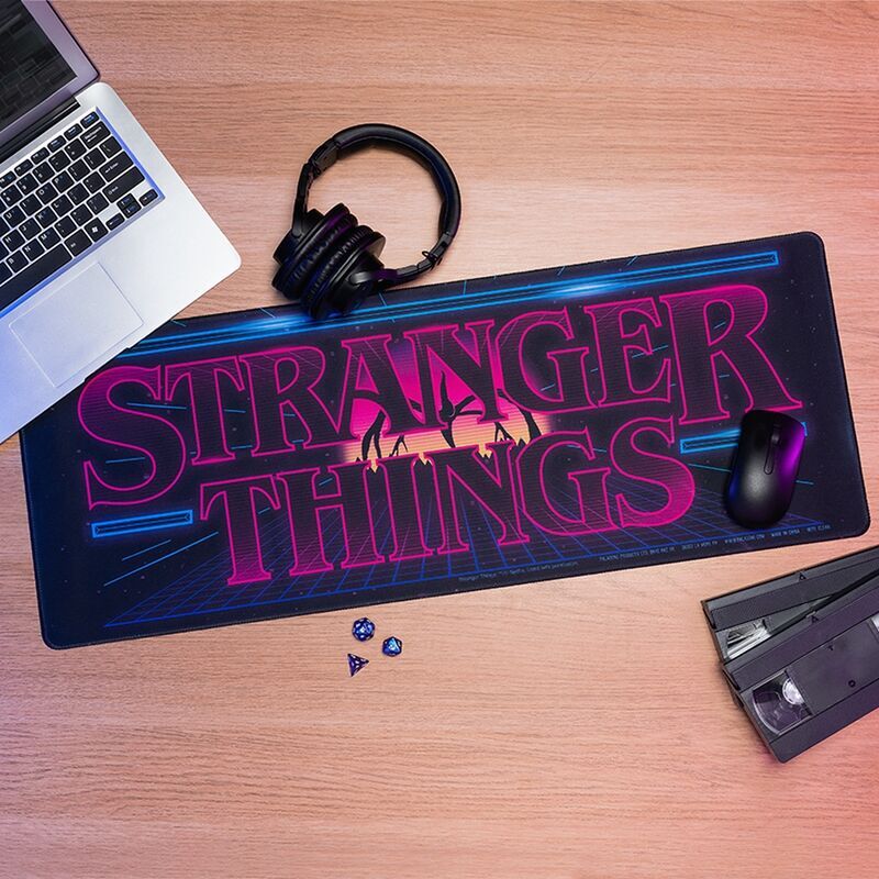 Imagen de Alfombrilla Gaming Logo Arcade Stranger Things parte de nuestra colección en Espadas y más, sitio oficial.