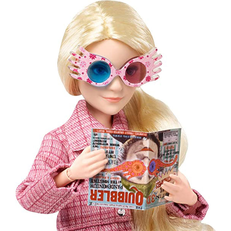 Imagen de Muñeca Luna Lovegood Harry Potter parte de nuestra colección en Espadas y más, sitio oficial.