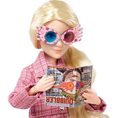 Imagen de Muñeca Luna Lovegood Harry Potter parte de nuestra colección en Espadas y más, sitio oficial.
