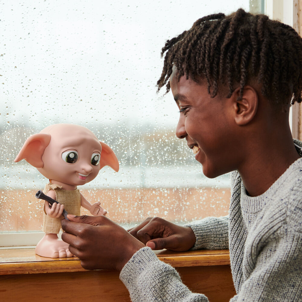 Imagen de Dobby Interactivo Harry Potter Wizarding World Español parte de nuestra colección en Espadas y más, sitio oficial.