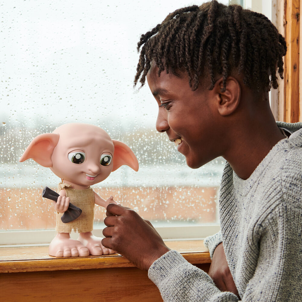 Imagen de Dobby Interactivo Harry Potter Wizarding World Español parte de nuestra colección en Espadas y más, sitio oficial.