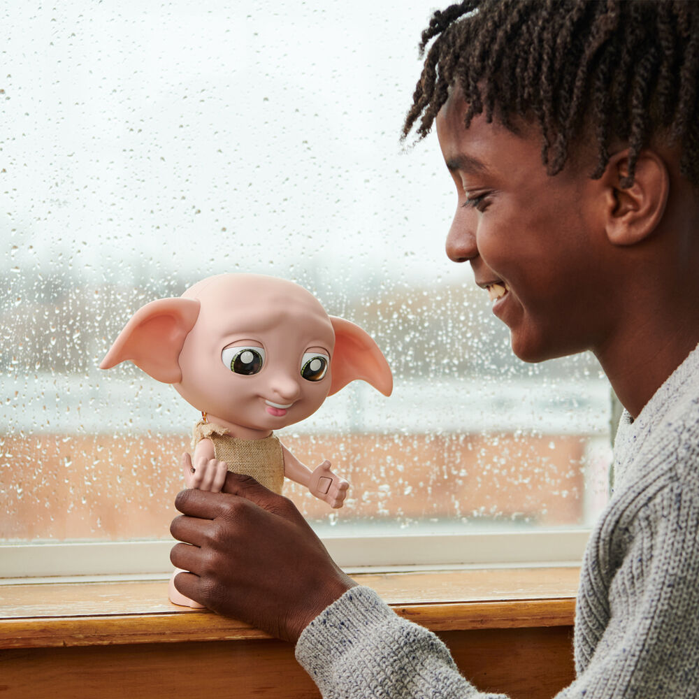 Imagen de Dobby Interactivo Harry Potter Wizarding World Español parte de nuestra colección en Espadas y más, sitio oficial.