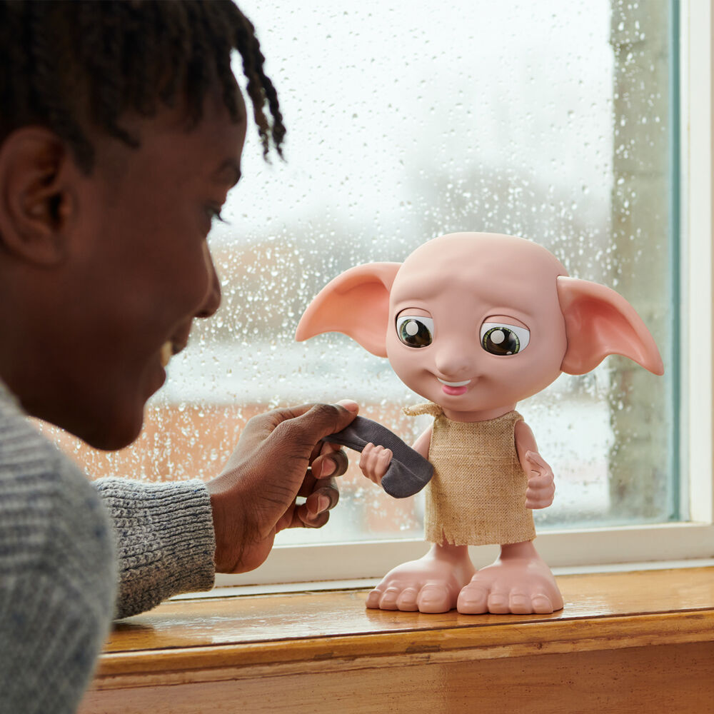 Imagen de Dobby Interactivo Harry Potter Wizarding World Español parte de nuestra colección en Espadas y más, sitio oficial.
