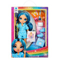 Imagen de Muñeca Skyler Fiesta Pijama Rainbow High 22Cm parte de nuestra colección en Espadas y más, sitio oficial.