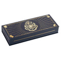 Imagen de Estuche Pluma + Tintero Hogwarts Harry Potter parte de nuestra colección en Espadas y más, sitio oficial.