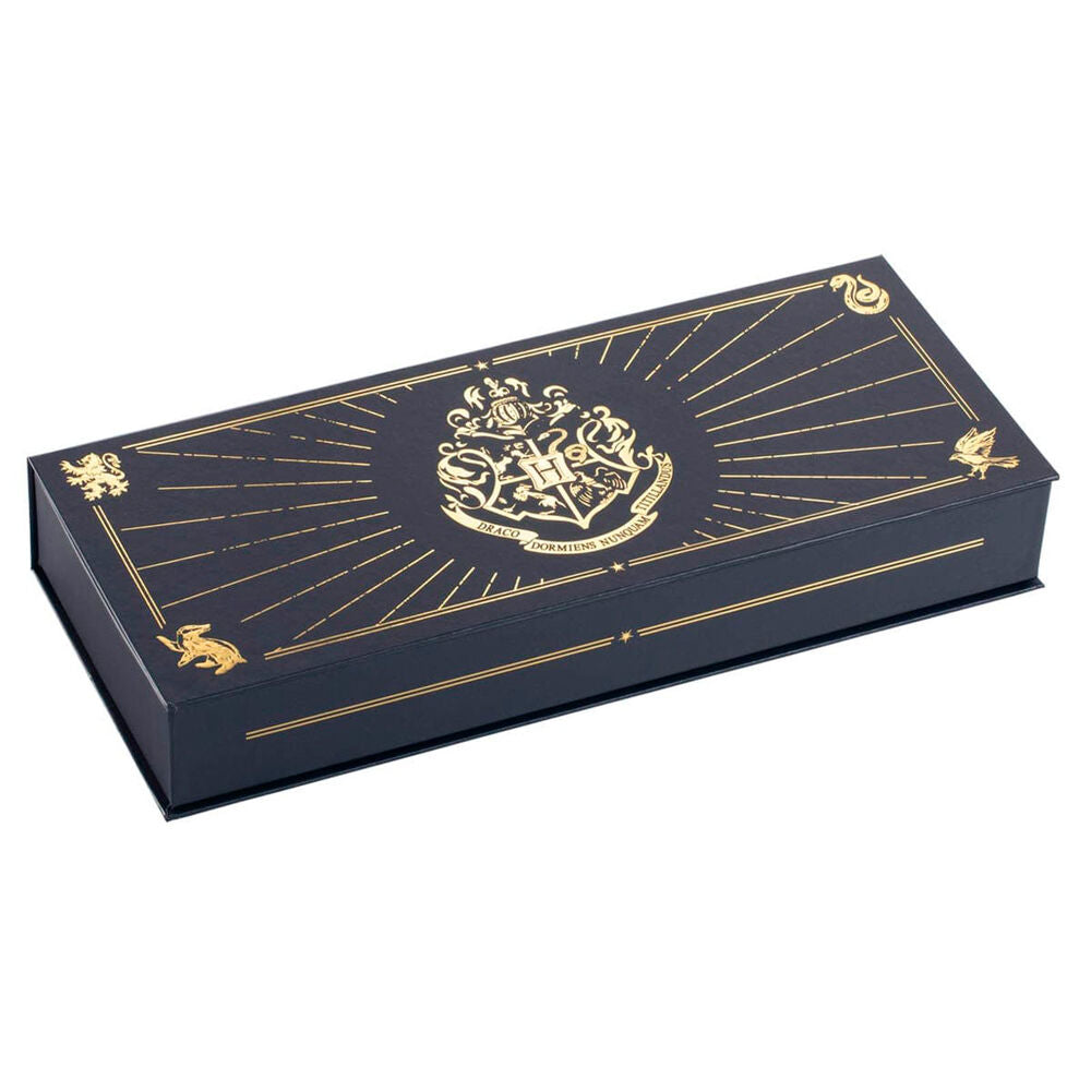 Imagen de Estuche Pluma + Tintero Hogwarts Harry Potter parte de nuestra colección en Espadas y más, sitio oficial.
