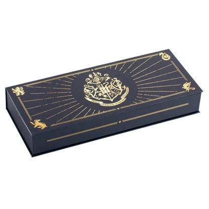 Imagen de Estuche Pluma + Tintero Hogwarts Harry Potter parte de nuestra colección en Espadas y más, sitio oficial.