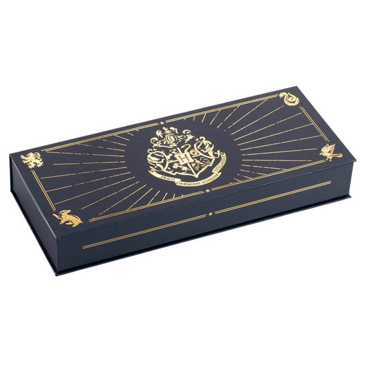 Imagen de Estuche Pluma + Tintero Hogwarts Harry Potter parte de nuestra colección en Espadas y más, sitio oficial.