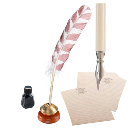 Imagen de Estuche Pluma + Tintero Hogwarts Harry Potter parte de nuestra colección en Espadas y más, sitio oficial.
