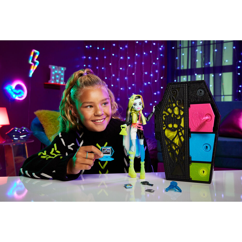 Imagen de Muñeca Frankie Stein Skullmate Secrets Neon Frights Monster High 25Cm parte de nuestra colección en Espadas y más, sitio oficial.