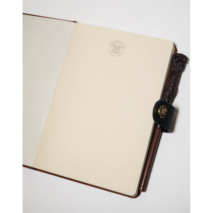 Imagen de Cuaderno A5 Premium + Boligrafo Varita Hogwarts Harry Potter parte de nuestra colección en Espadas y más, sitio oficial.