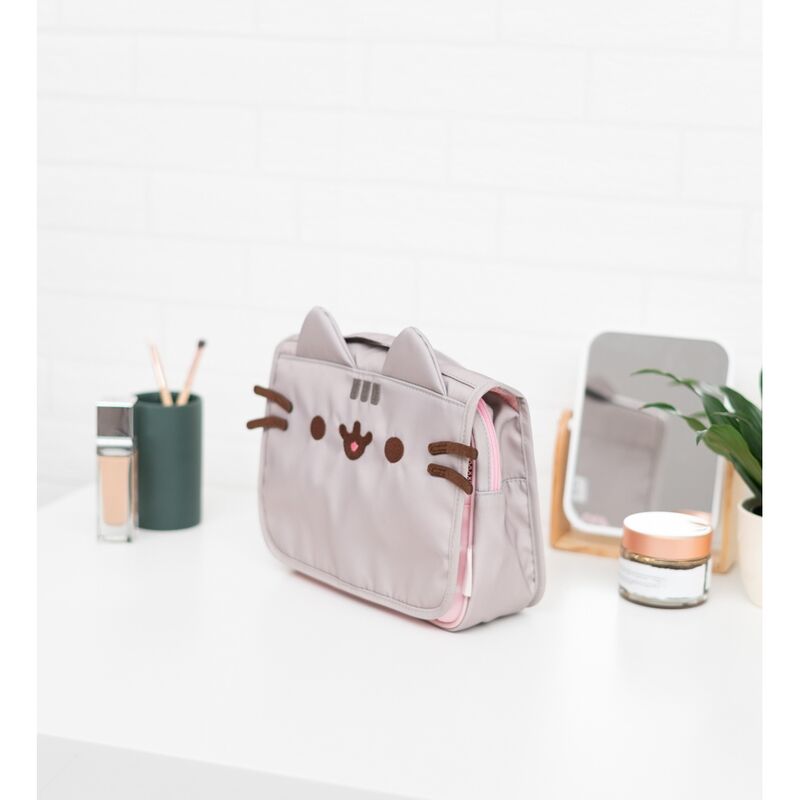 Imagen de Neceser Viaje Foodie Pusheen parte de nuestra colección en Espadas y más, sitio oficial.