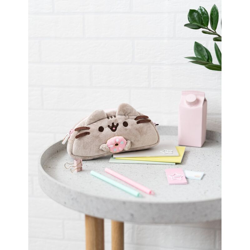 Imagen de Portatodo Felpa Foodie Pusheen parte de nuestra colección en Espadas y más, sitio oficial.