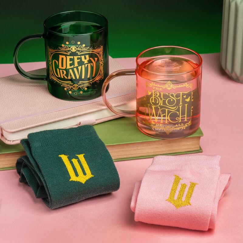 Imagen de Set Taza De Cristal + Calcetines Glinda Wicked parte de nuestra colección en Espadas y más, sitio oficial.