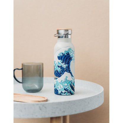 Imagen de Botella Acero Inoxidable La Gran Ola De Kanagawa Hokusai 500Ml parte de nuestra colección en Espadas y más, sitio oficial.