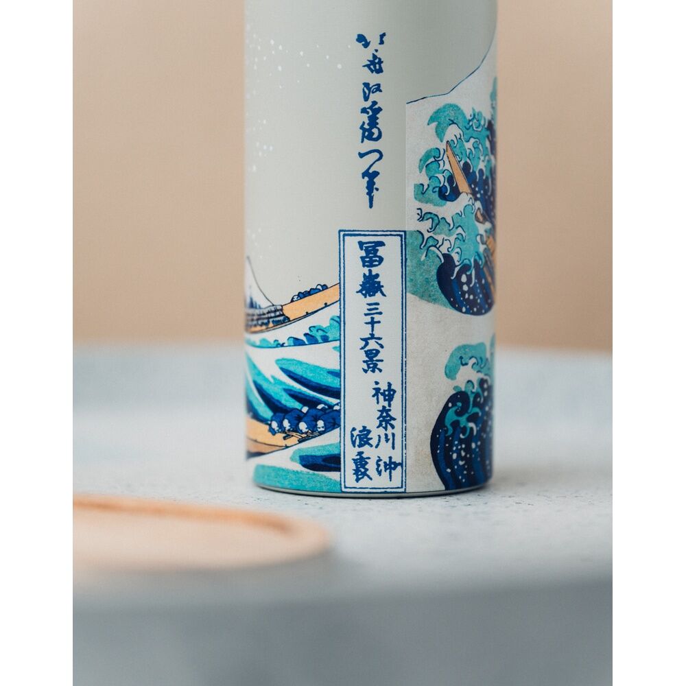 Imagen de Botella Acero Inoxidable La Gran Ola De Kanagawa Hokusai 500Ml parte de nuestra colección en Espadas y más, sitio oficial.