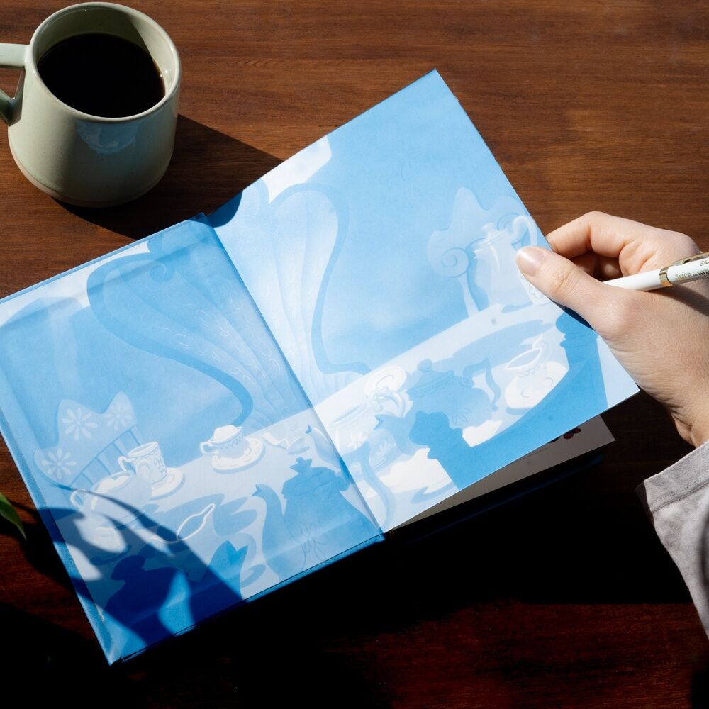 Imagen de Set Cuaderno A5 + Boligrafo Alicia En El Pais De Las Maravillas Disney parte de nuestra colección en Espadas y más, sitio oficial.