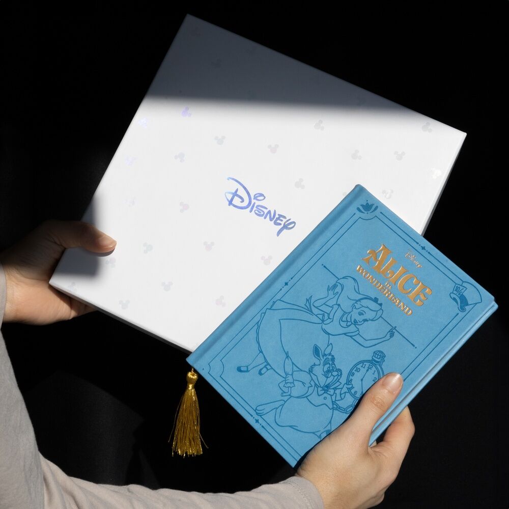 Imagen de Set Cuaderno A5 + Boligrafo Alicia En El Pais De Las Maravillas Disney parte de nuestra colección en Espadas y más, sitio oficial.