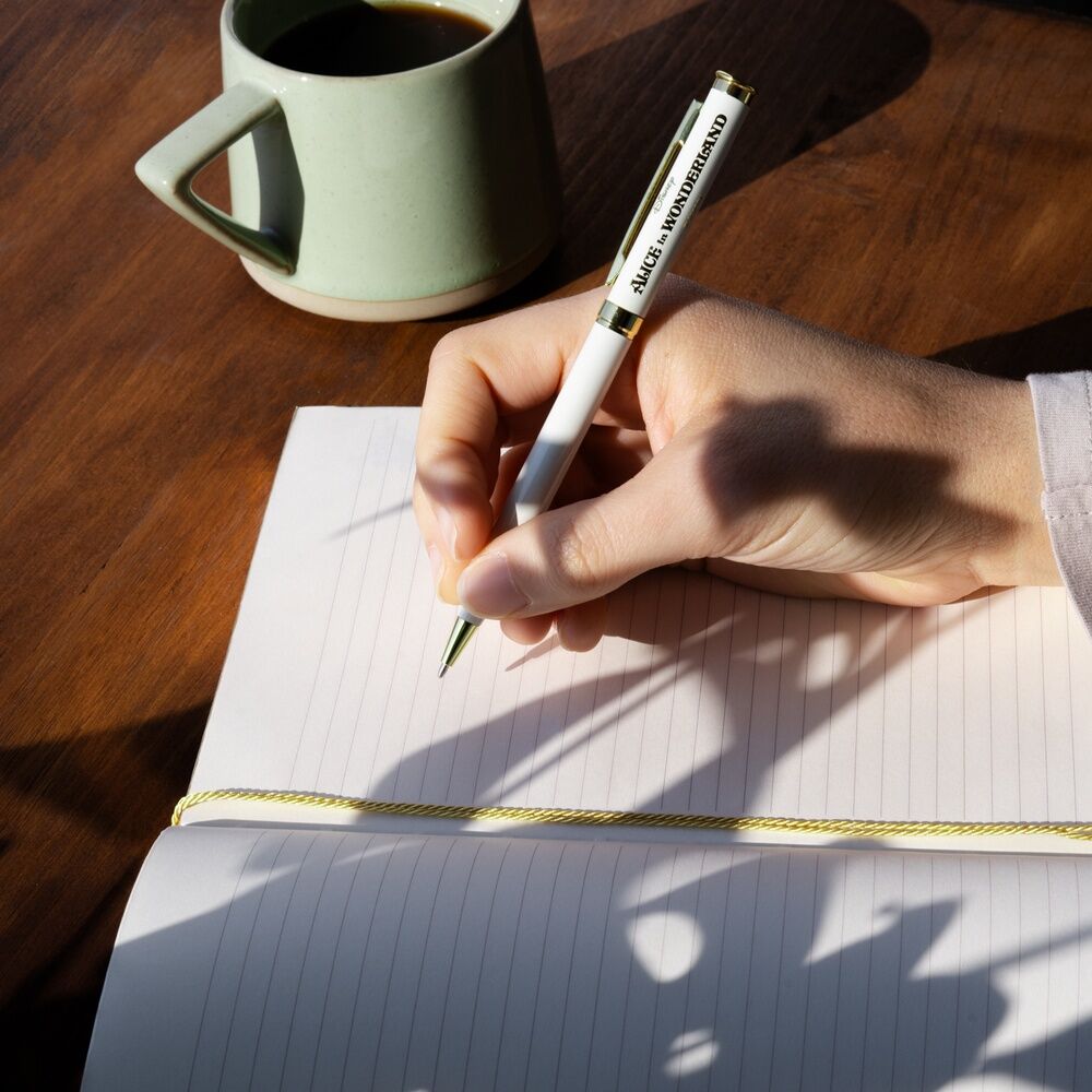 Imagen de Set Cuaderno A5 + Boligrafo Alicia En El Pais De Las Maravillas Disney parte de nuestra colección en Espadas y más, sitio oficial.