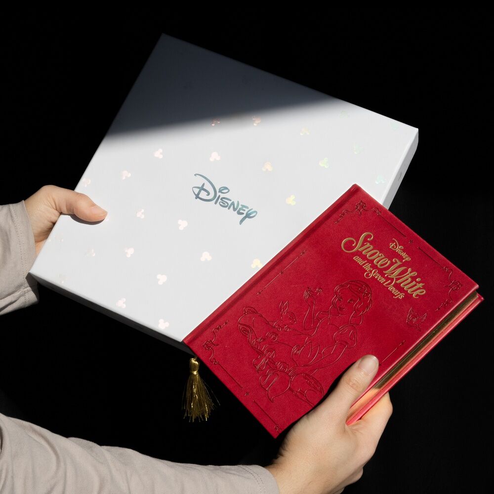 Imagen de Set Cuaderno A5 + Boligrafo Blancanieves Disney parte de nuestra colección en Espadas y más, sitio oficial.