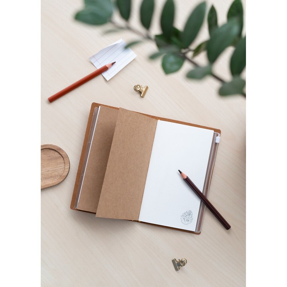 Imagen de Cuaderno De Viaje Hufflepuff Harry Potter parte de nuestra colección en Espadas y más, sitio oficial.