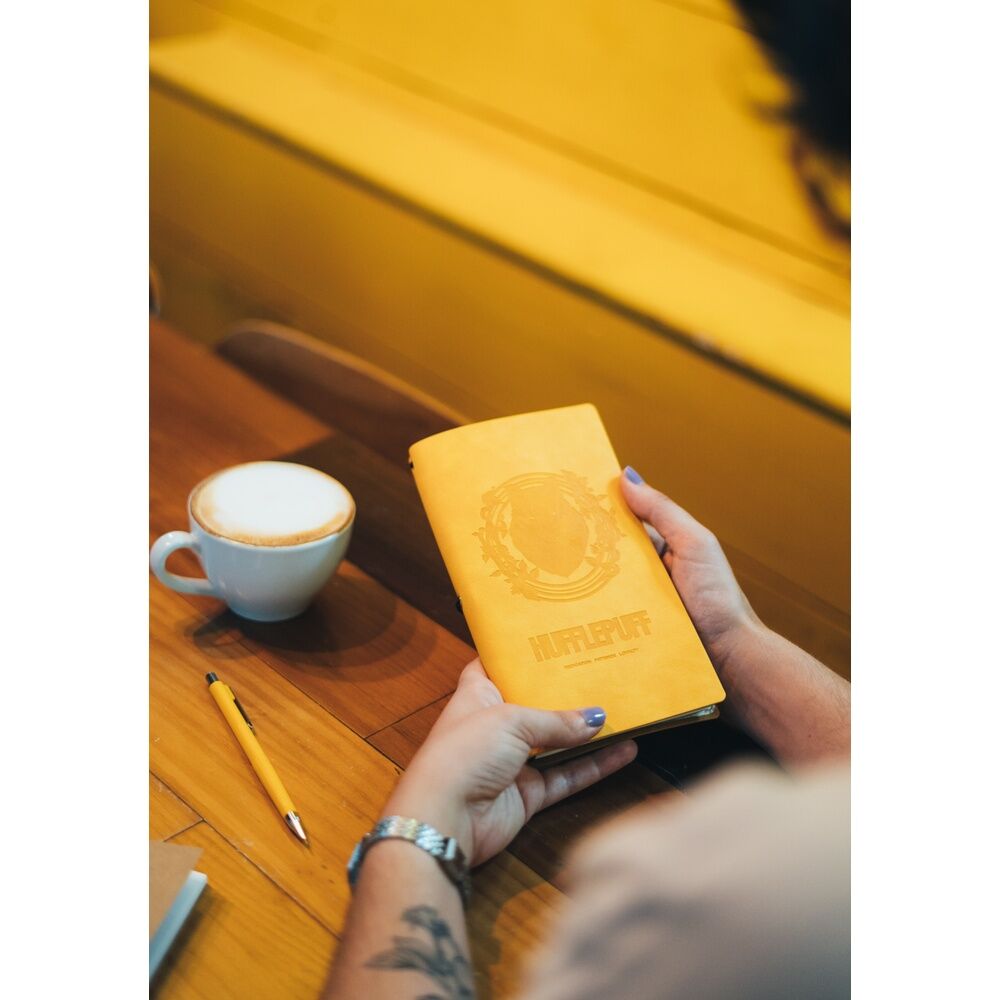 Imagen de Cuaderno De Viaje Hufflepuff Harry Potter parte de nuestra colección en Espadas y más, sitio oficial.